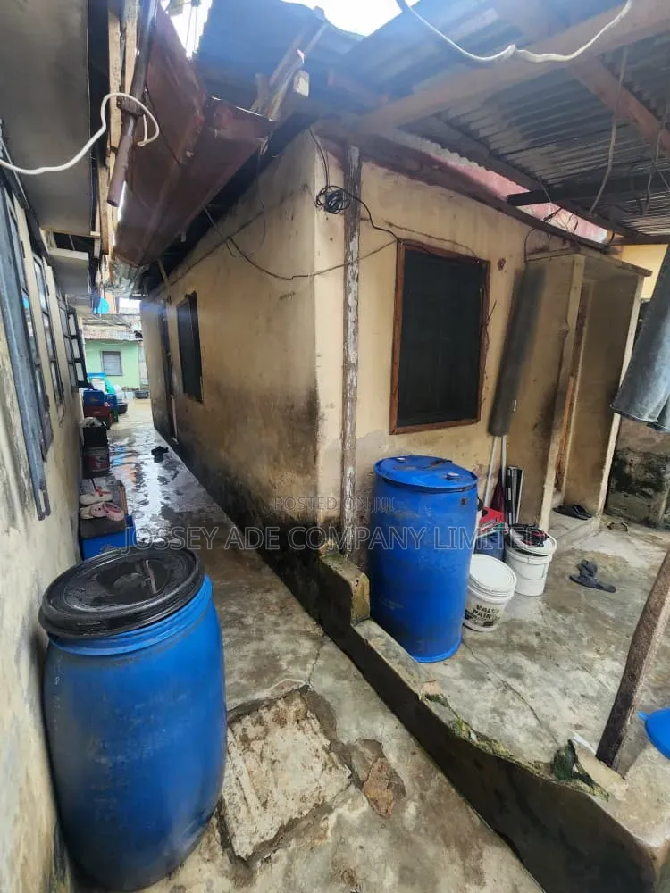 10bdrm Bungalow in Ojuelegba for sale