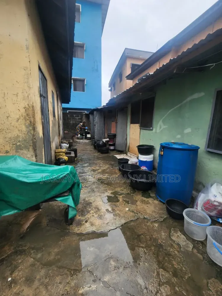 10bdrm Bungalow in Ojuelegba for sale