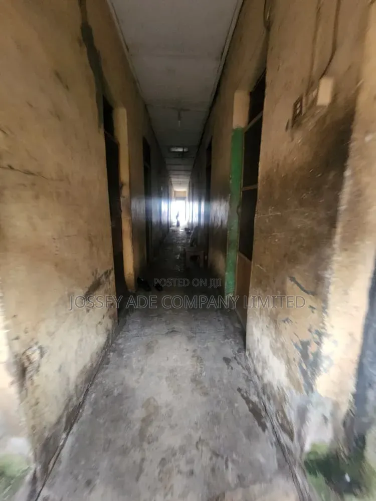 10bdrm Bungalow in Ojuelegba for sale