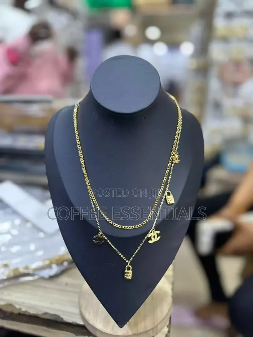 Female Neckpiece