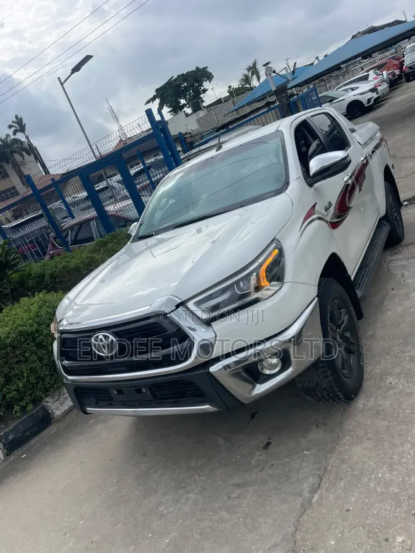 Toyota Hilux 2021 White
