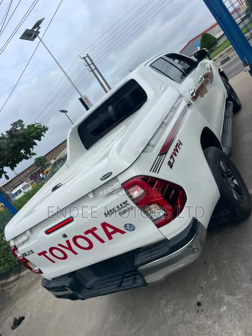 Toyota Hilux 2021 White