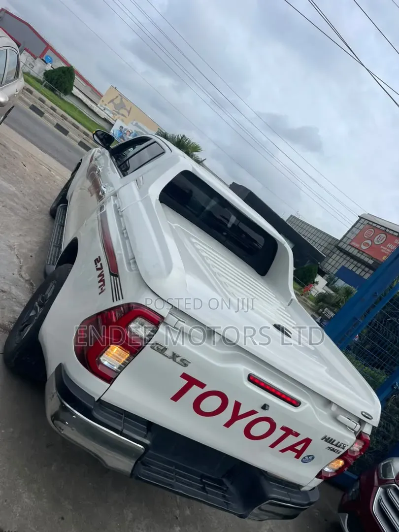 Toyota Hilux 2021 White