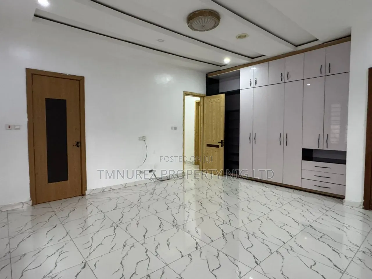 5bdrm Duplex in Chevron for rent
