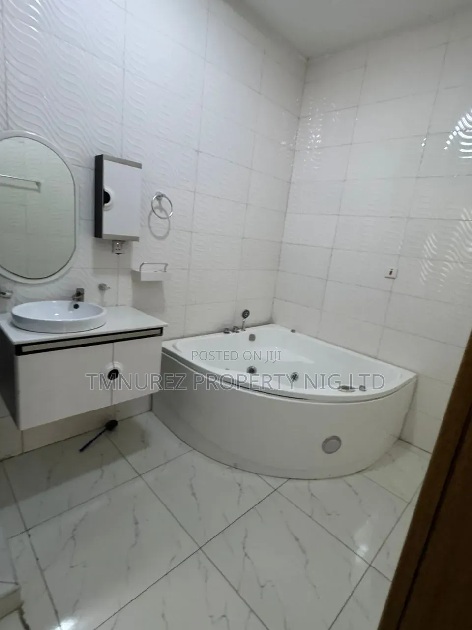 5bdrm Duplex in Chevron for rent