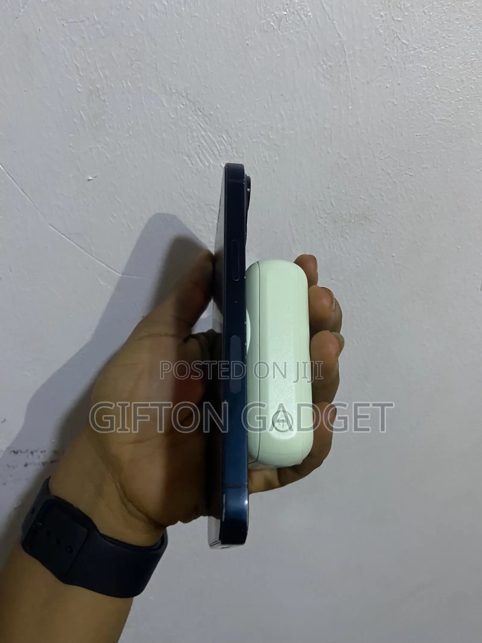 Portable Magnetic Wireless Power Bank With Built-in Cable LED Digita