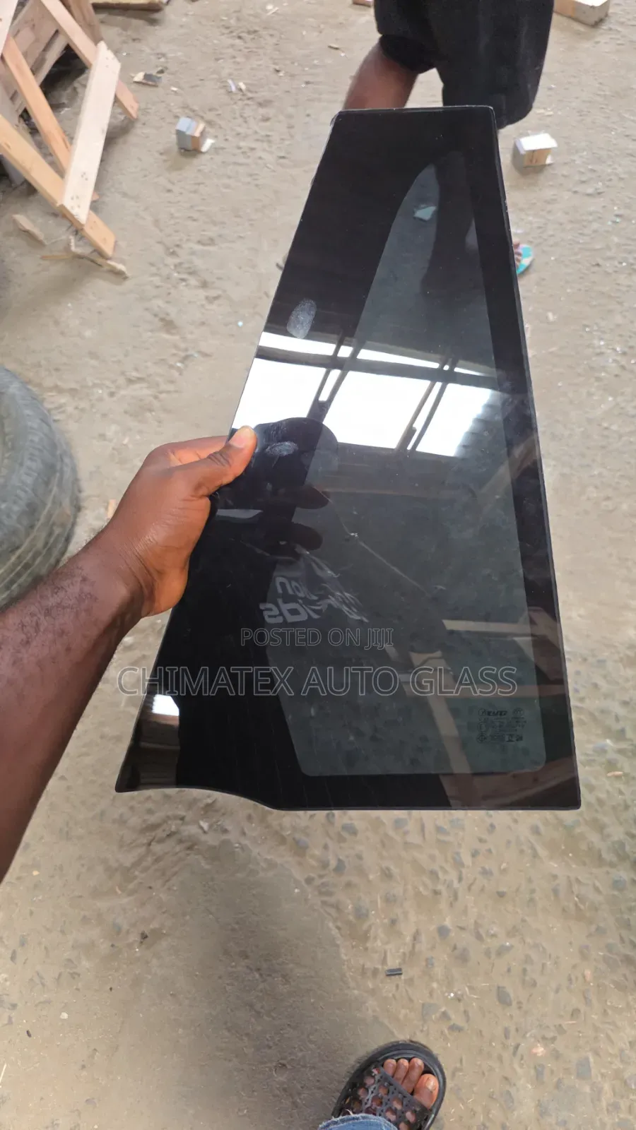 2025 Range Rover Vogue Back Door Small Vent Glass Available at Chimatex