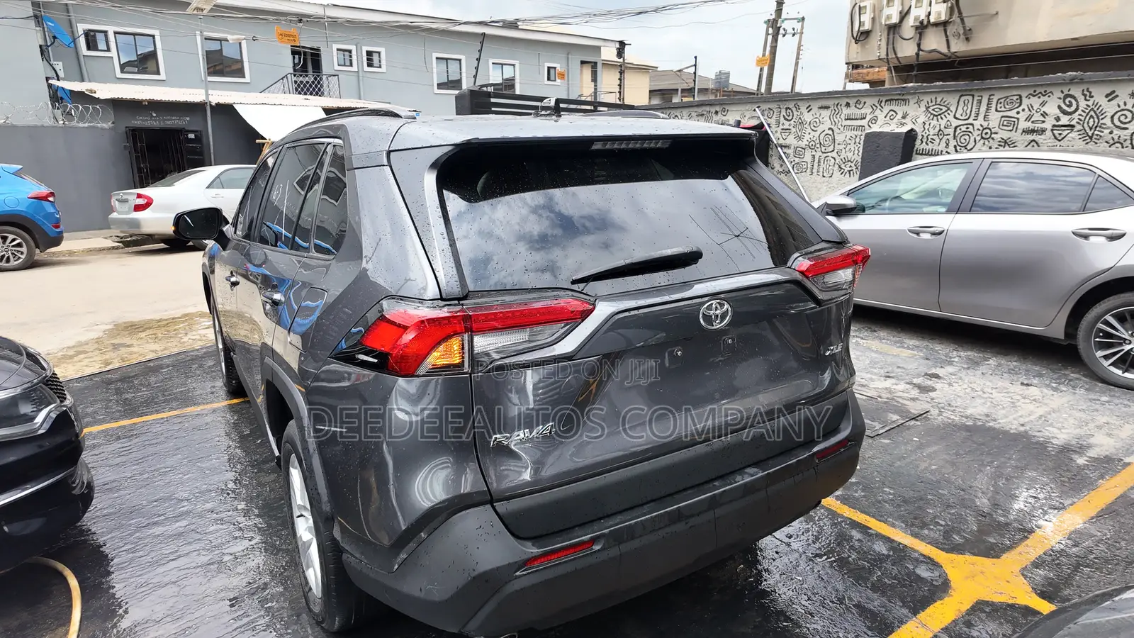 Toyota RAV4 XLE 2021 Gray