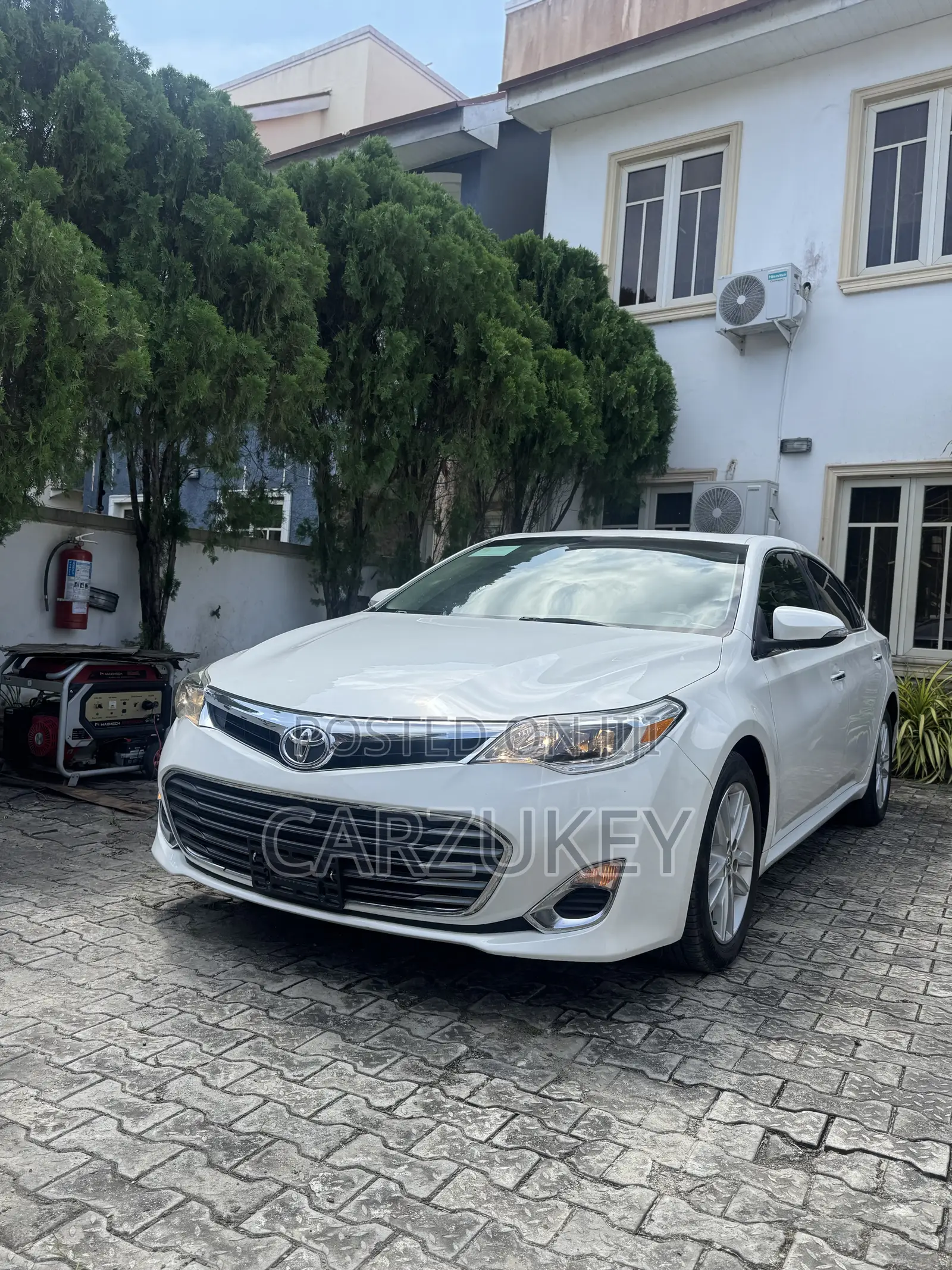 Toyota Avalon XLE 4dr Sedan (3.5L 6cyl 6A) 2014 White