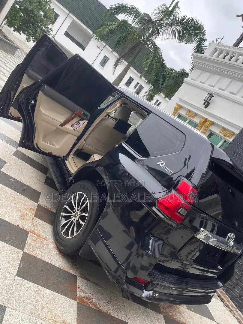 Toyota Land Cruiser Prado 2023 Black