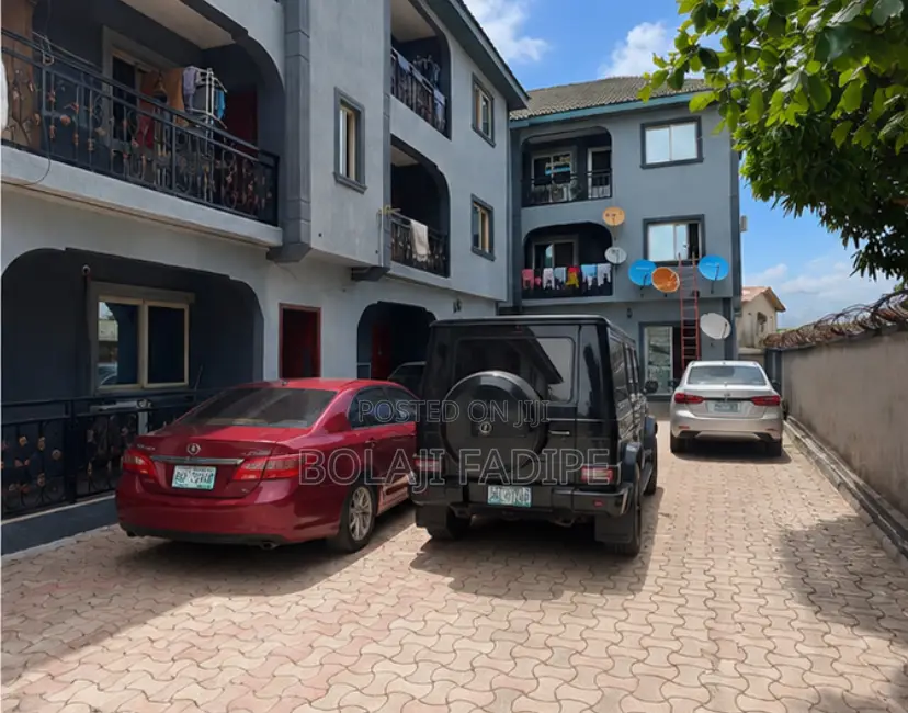 20bdrm Block of Flats in Egbeda / Egbeda for sale