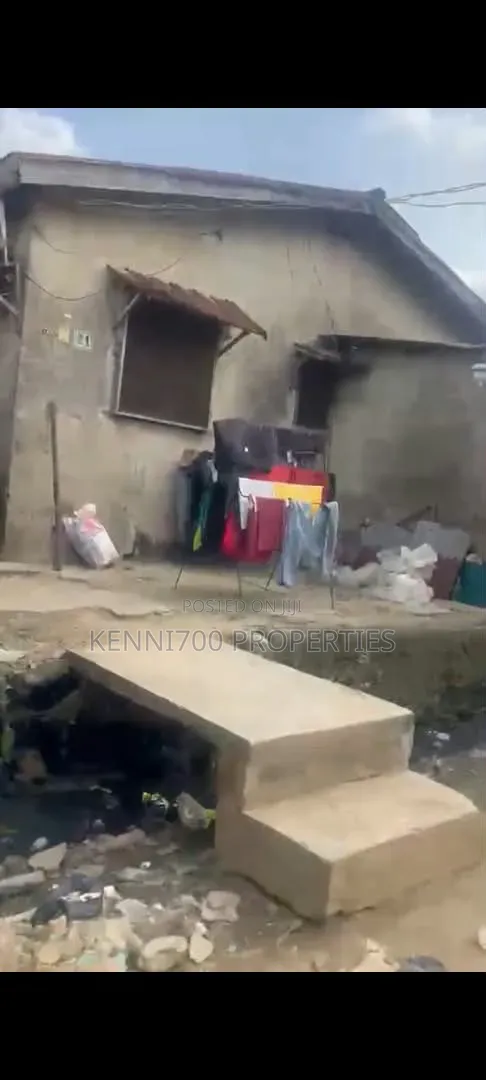 Demolish-Able Bungalow in Iyana Oworo