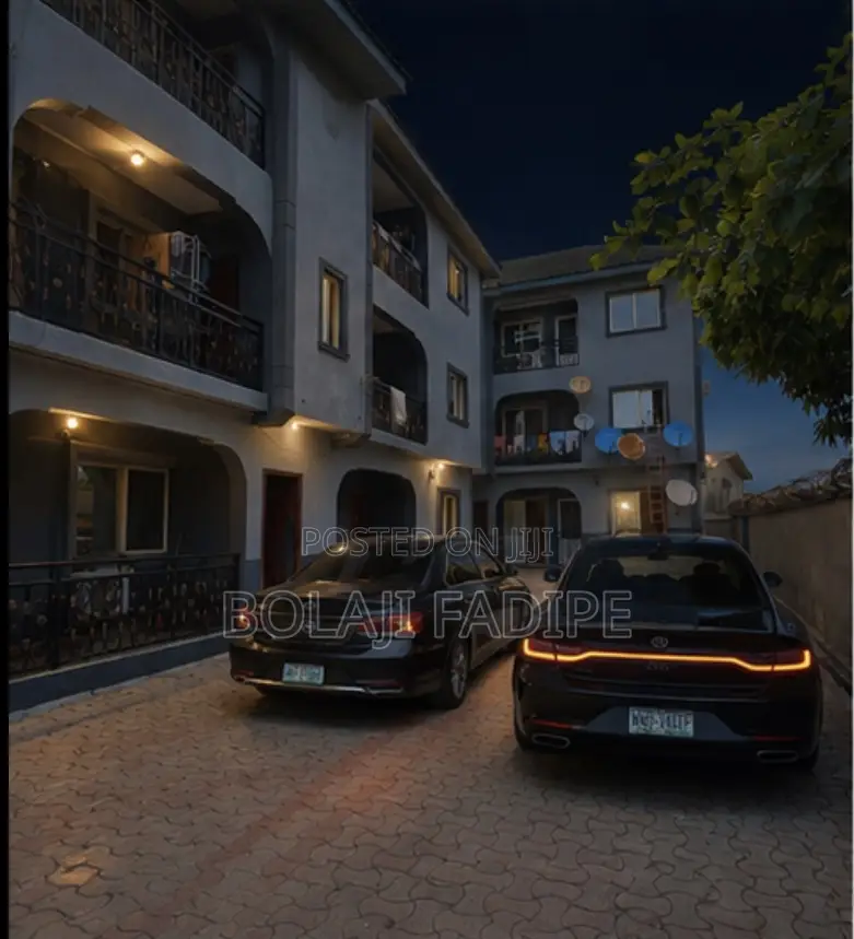 20bdrm Block of Flats in Egbeda / Egbeda for sale