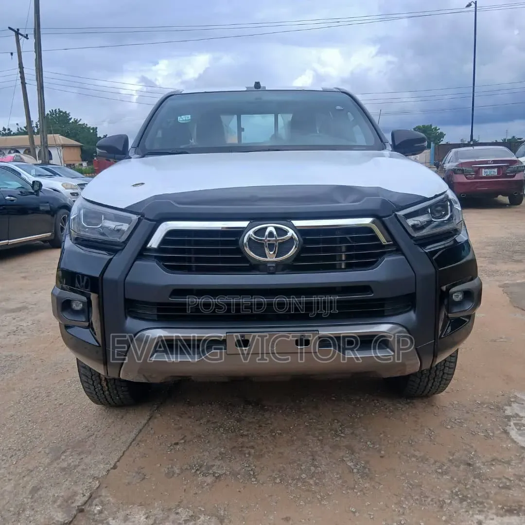 New Toyota Hilux 2025 Black