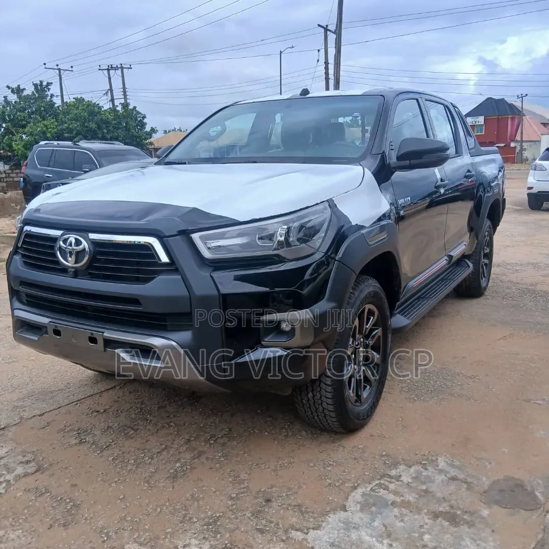 New Toyota Hilux 2025 Black