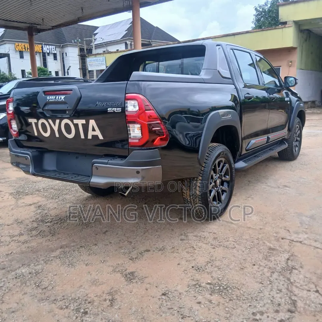 New Toyota Hilux 2025 Black