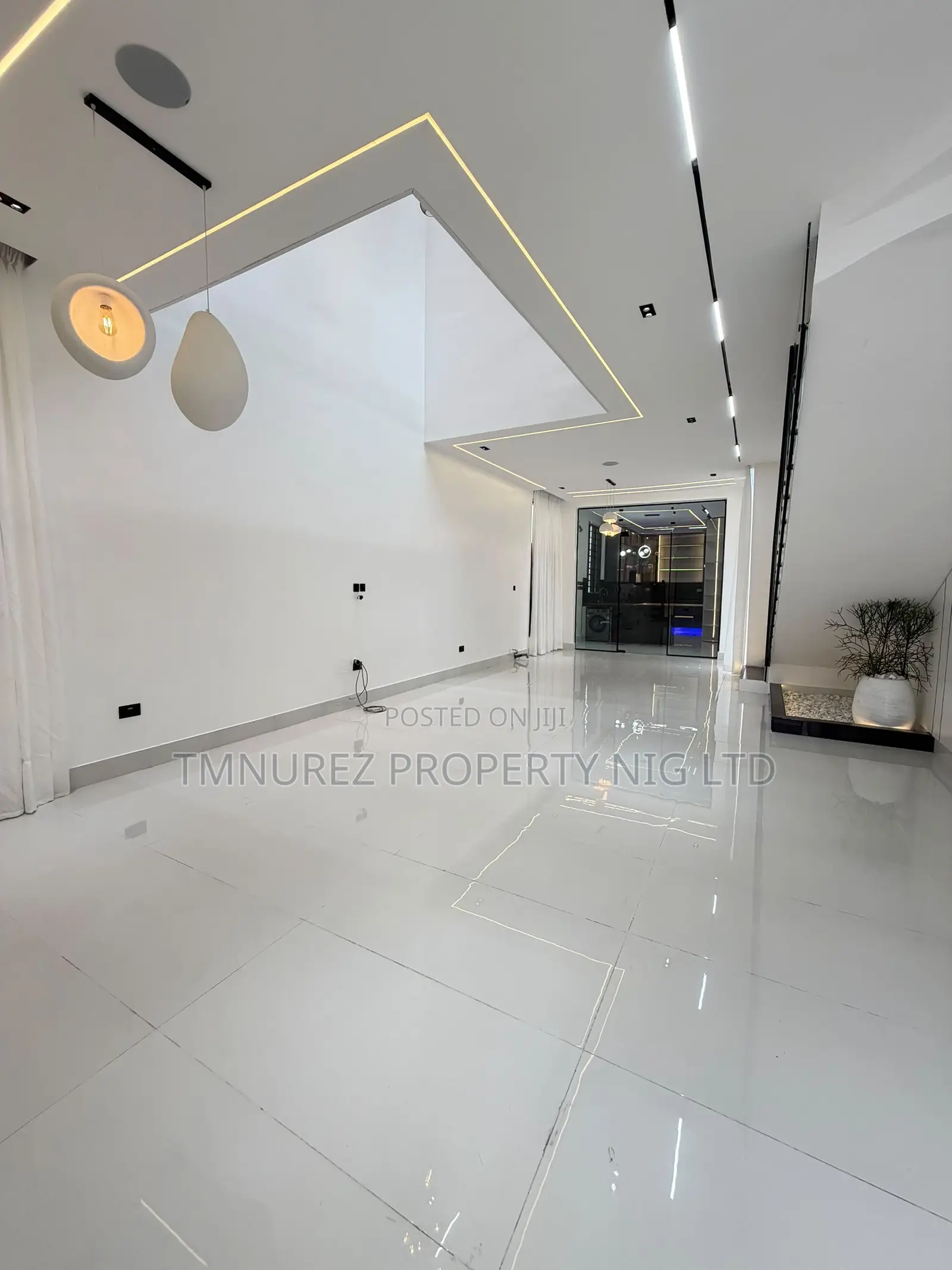 4bdrm Duplex in Chevron for sale