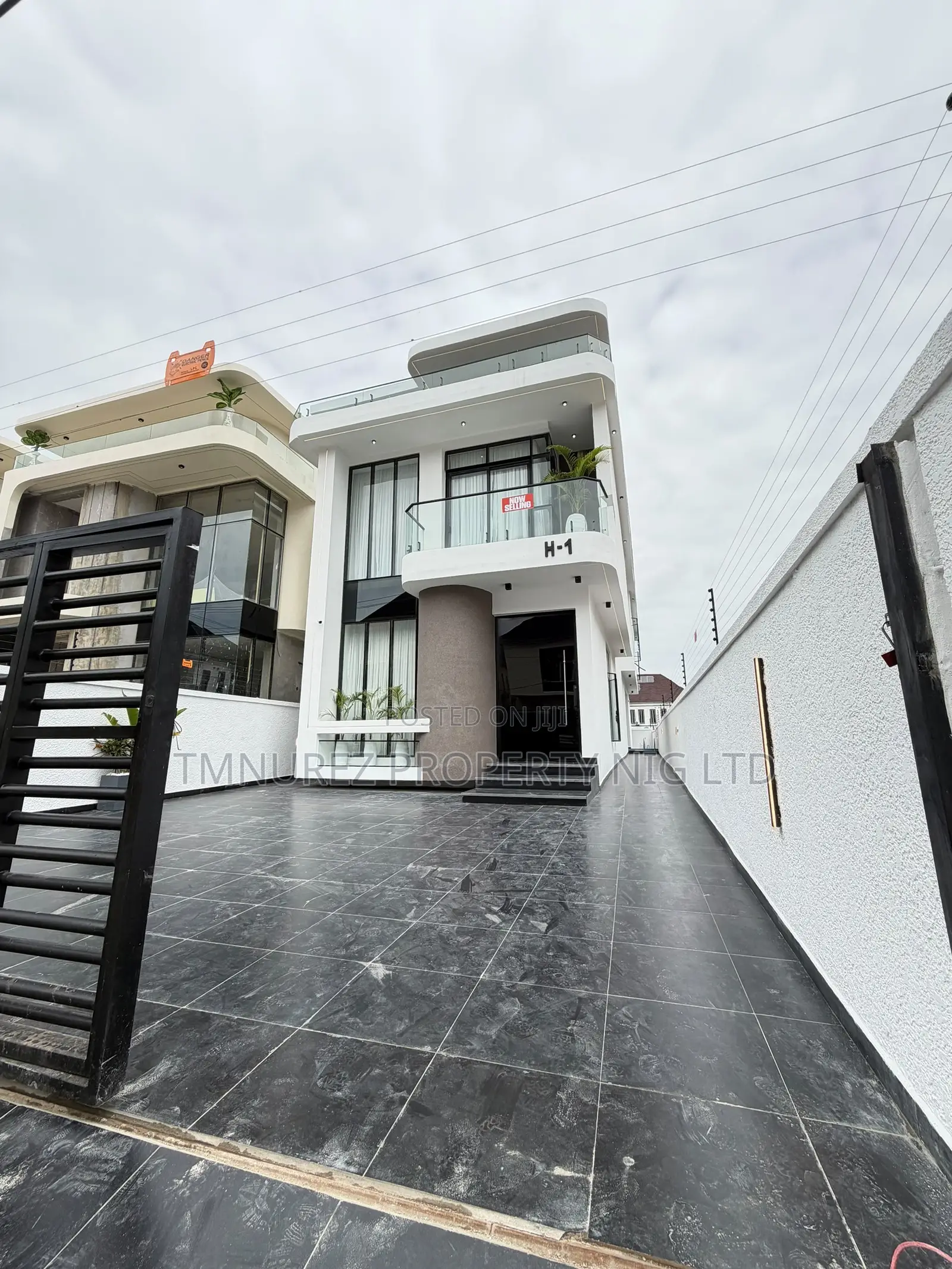 4bdrm Duplex in Chevron for sale
