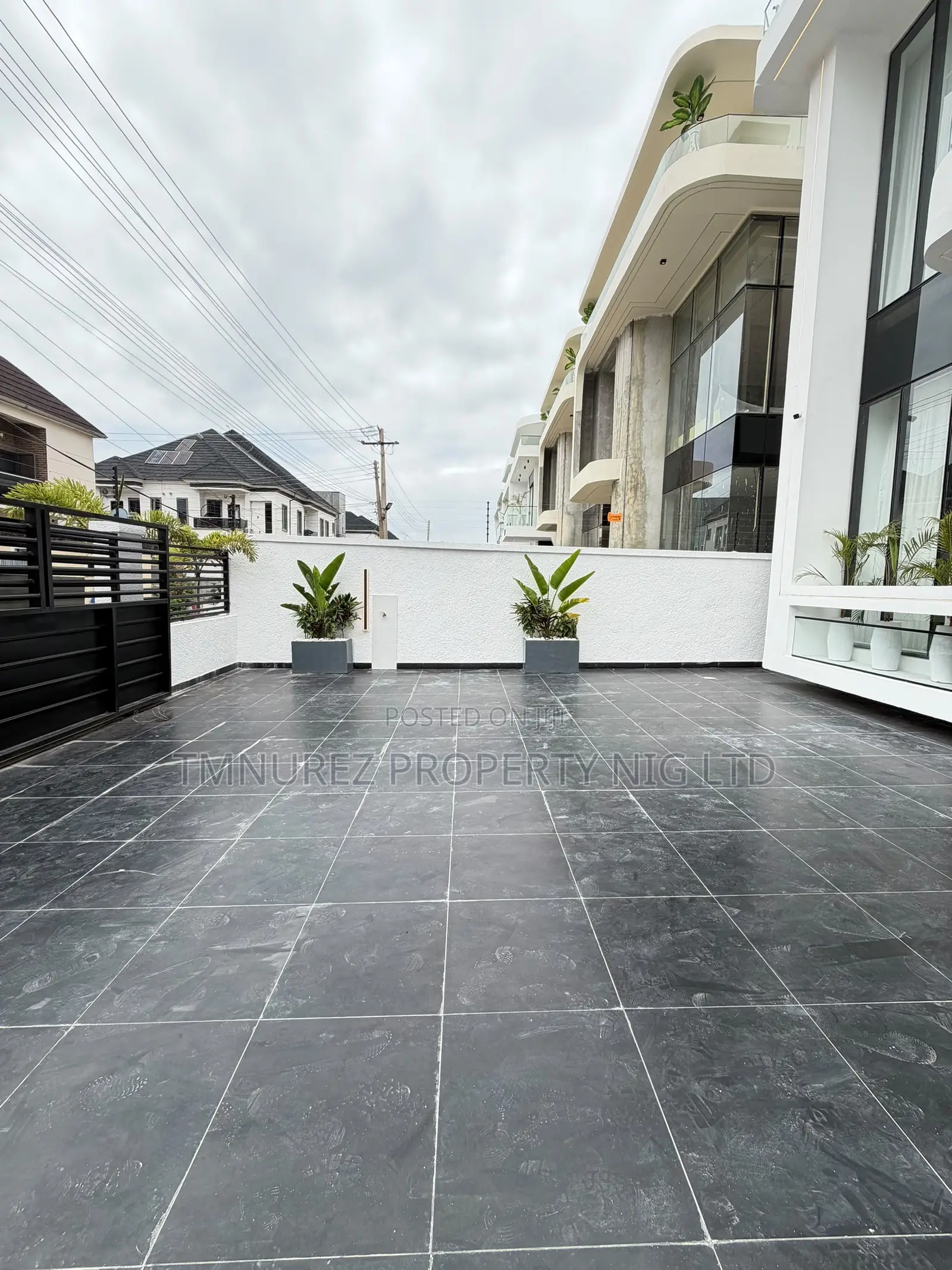 4bdrm Duplex in Chevron for sale