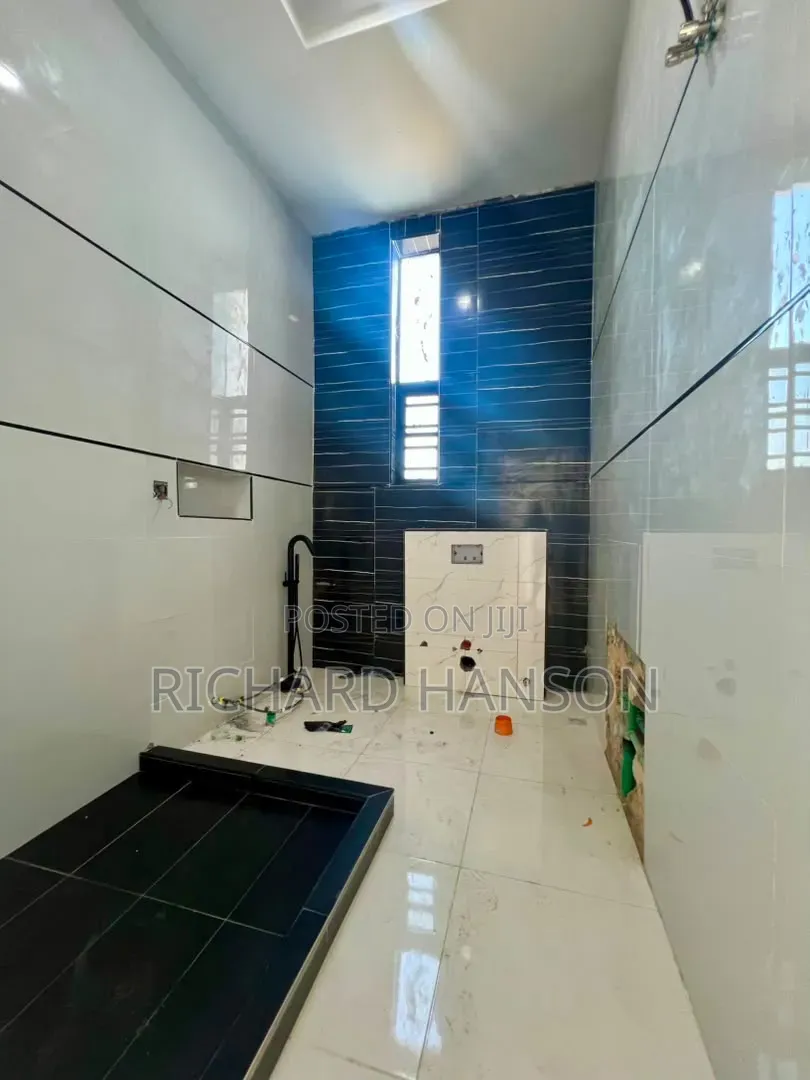 4bdrm Duplex in Secured, Ado / Ajah for sale