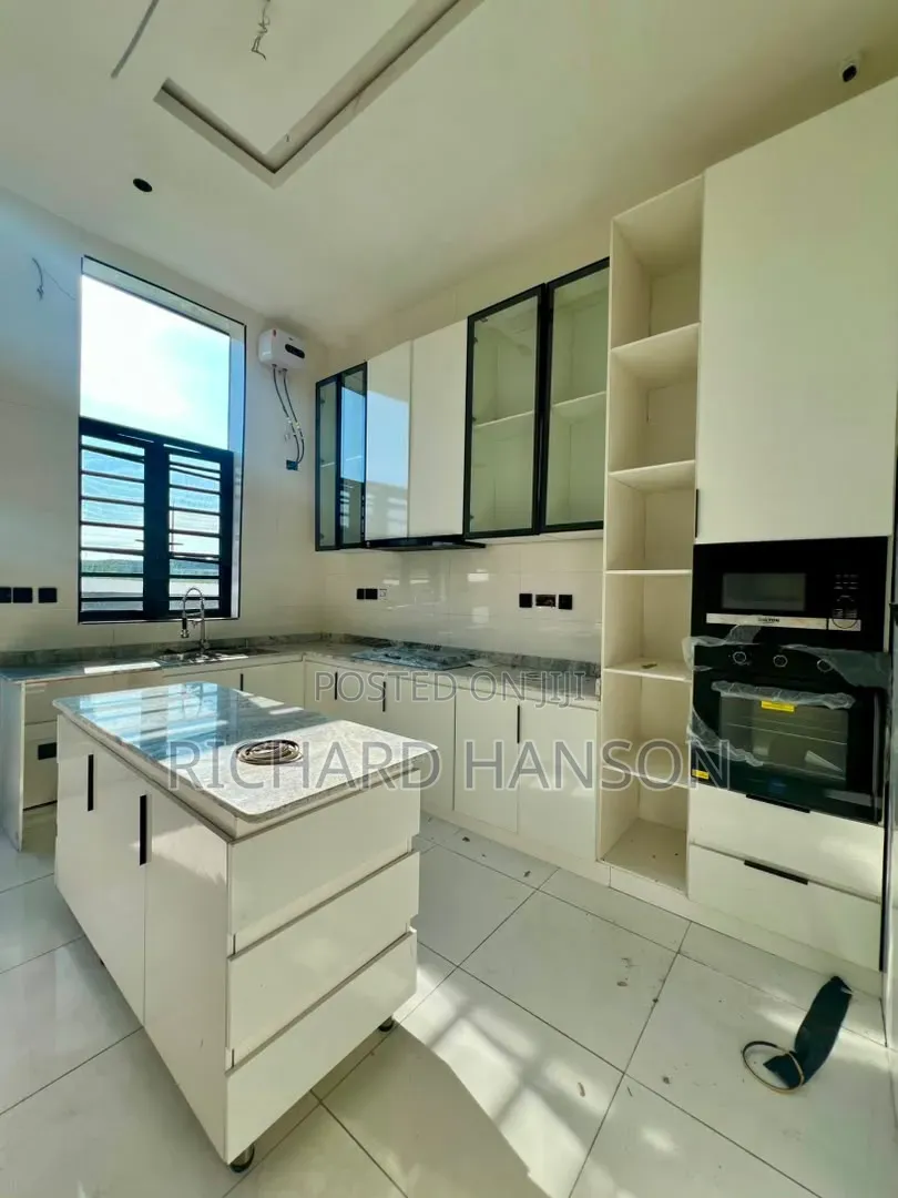 4bdrm Duplex in Secured, Ado / Ajah for sale