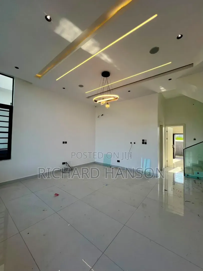 4bdrm Duplex in Secured, Ado / Ajah for sale