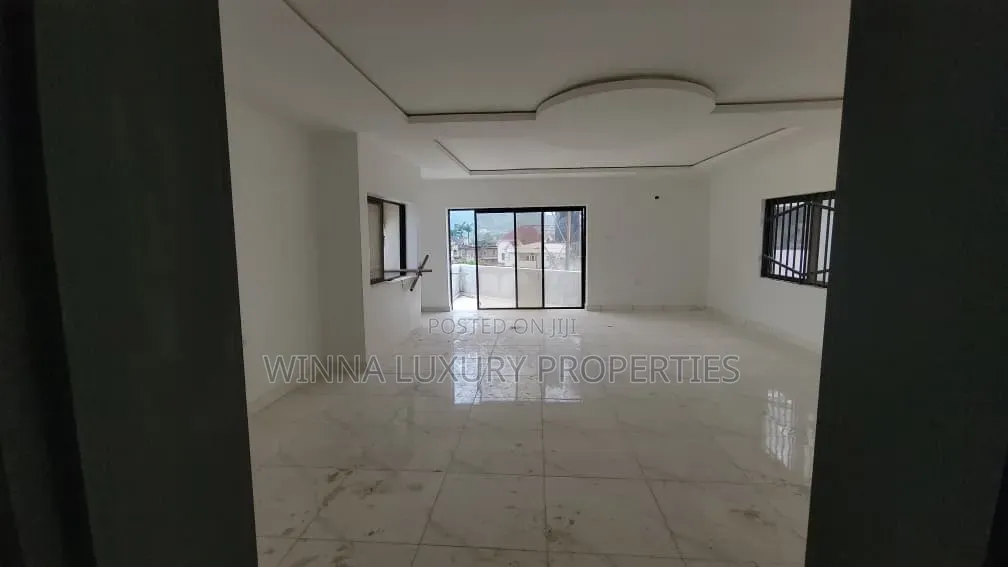 8 Bedrooms Detached Duplex