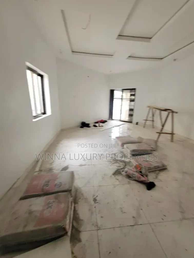 8 Bedrooms Detached Duplex