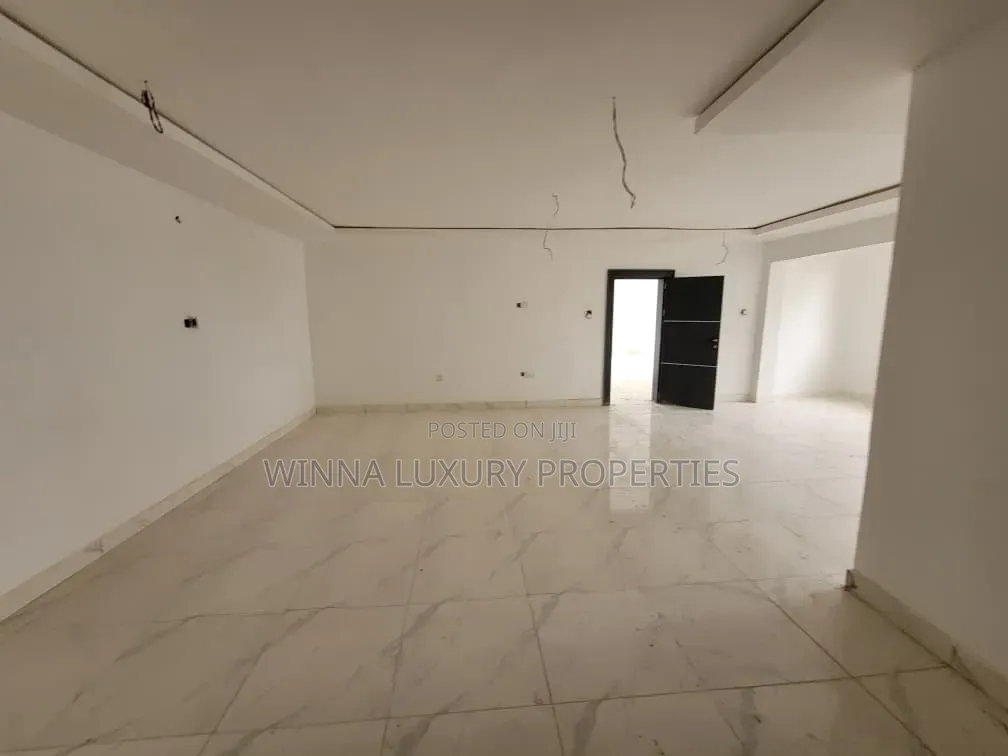 8 Bedrooms Detached Duplex