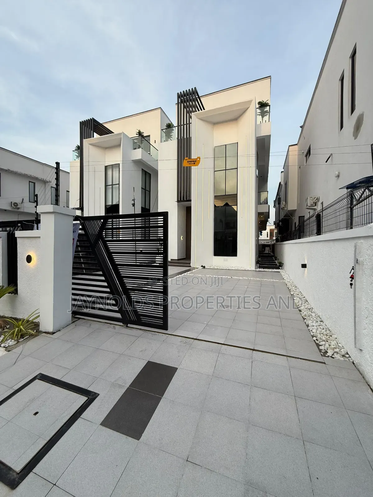 5bdrm Duplex in Lafiaji for sale