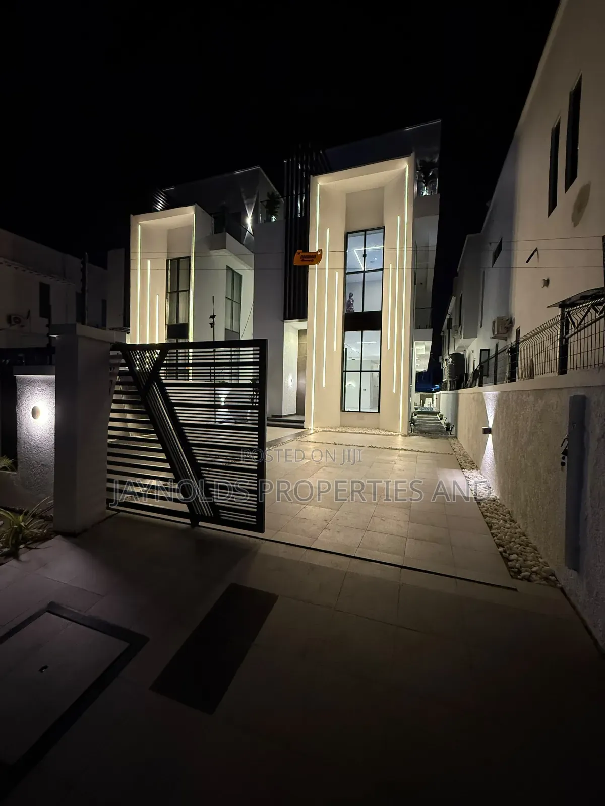 5bdrm Duplex in Lafiaji for sale