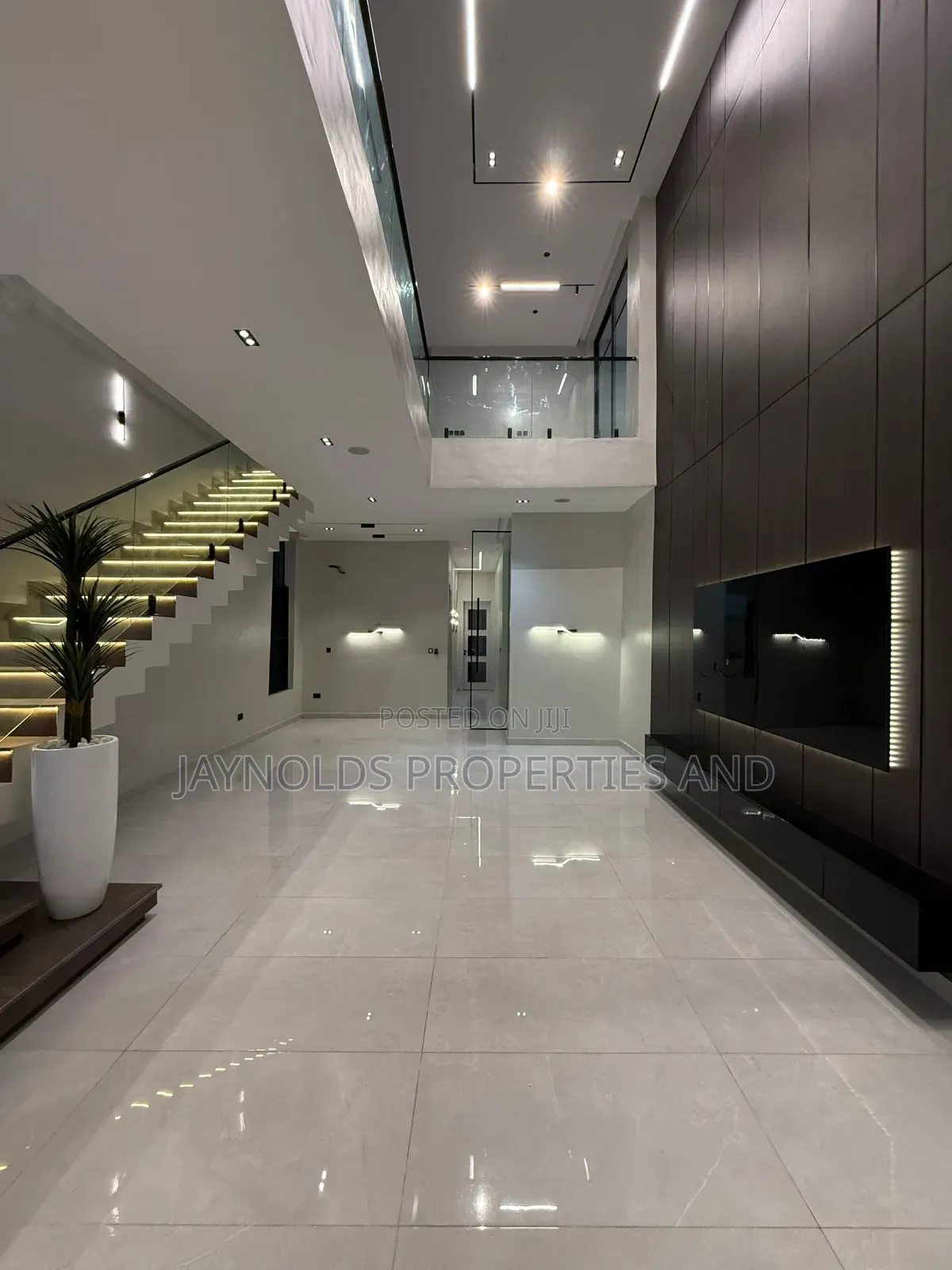 5bdrm Duplex in Lafiaji for sale