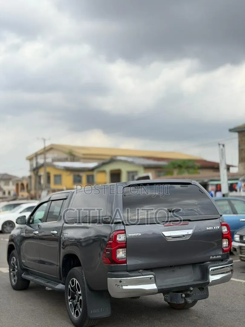 Toyota Hilux 2023 Gray
