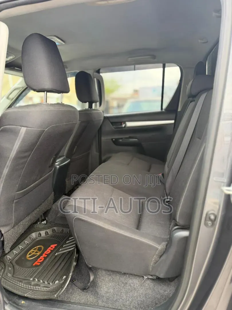 Toyota Hilux 2023 Gray