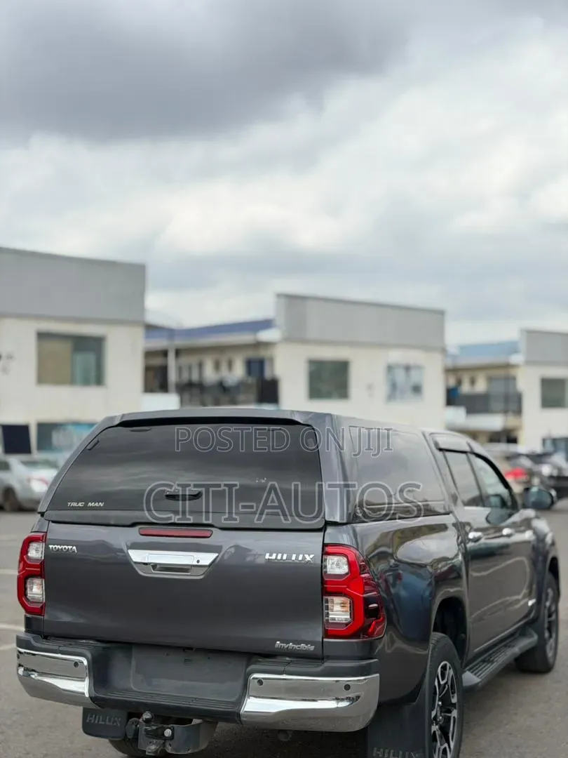 Toyota Hilux 2023 Gray