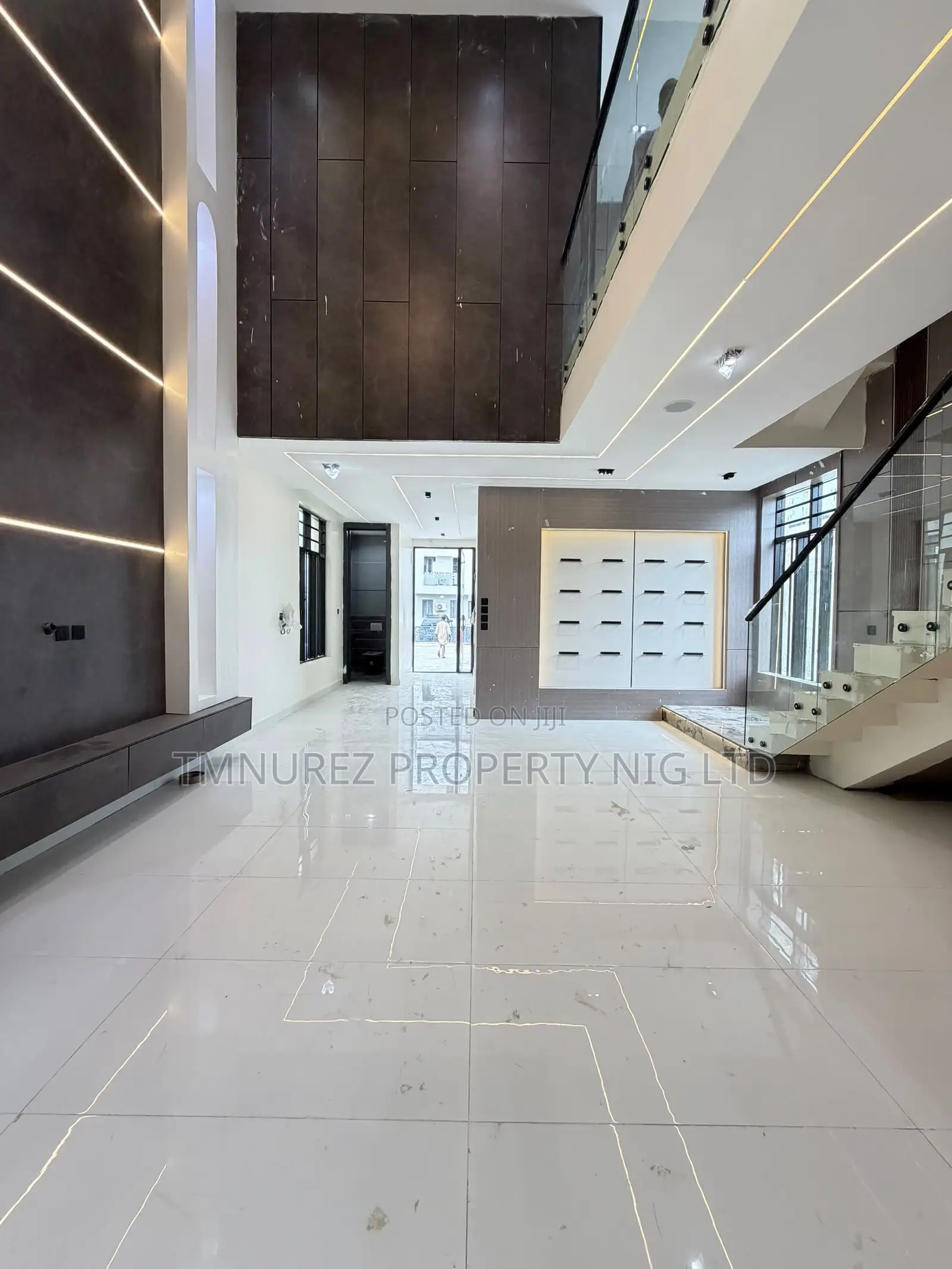 5bdrm Duplex in Chevron for sale