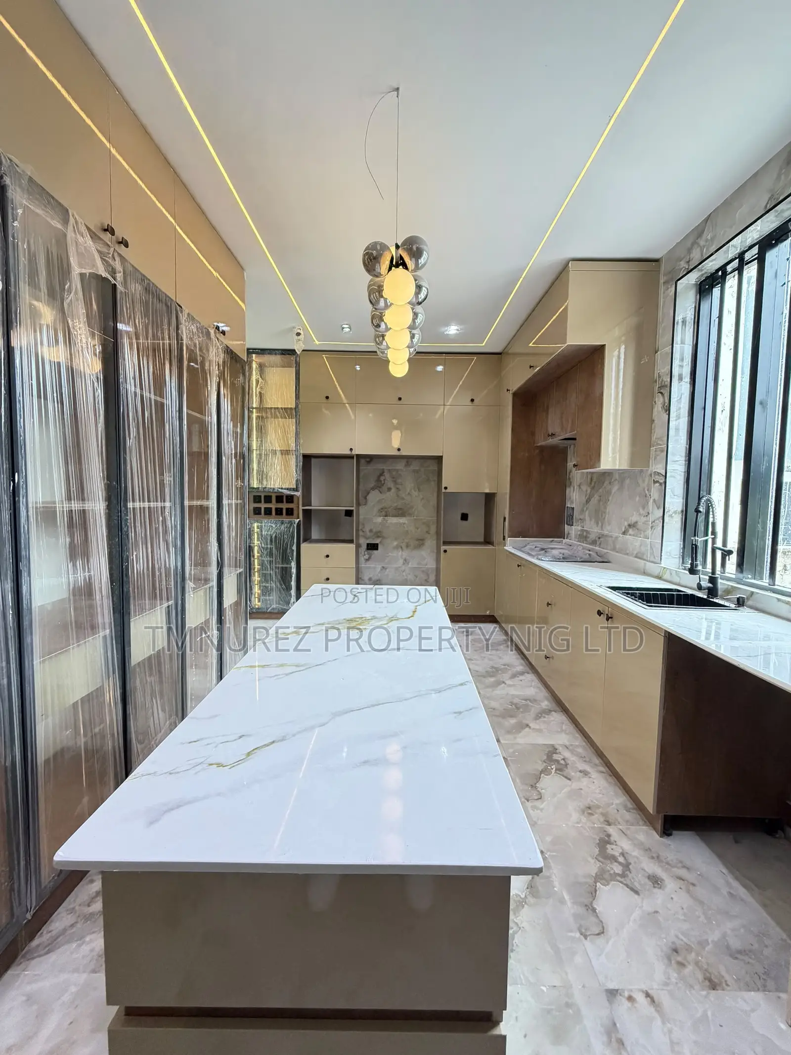 5bdrm Duplex in Chevron for sale