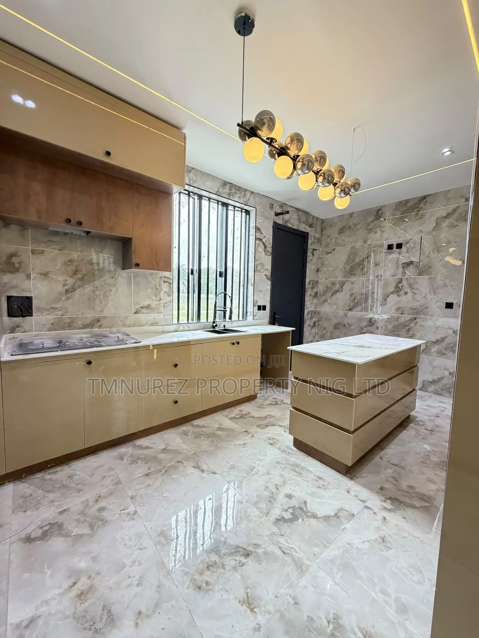 5bdrm Duplex in Chevron for sale