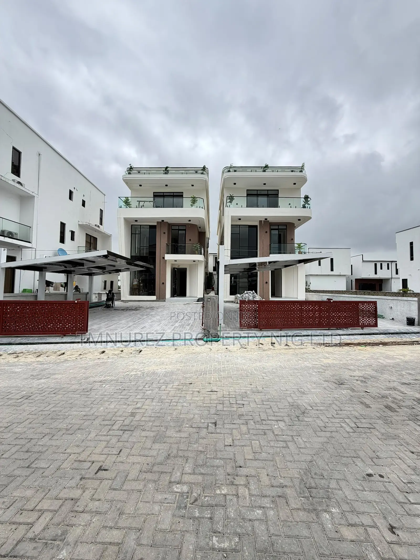 5bdrm Duplex in Chevron for sale