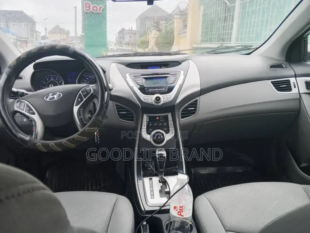 Hyundai Elantra SE Coupe FWD (1.8L 4cyl 6A) 2013 Off white