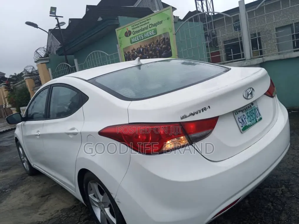 Hyundai Elantra SE Coupe FWD (1.8L 4cyl 6A) 2013 Off white