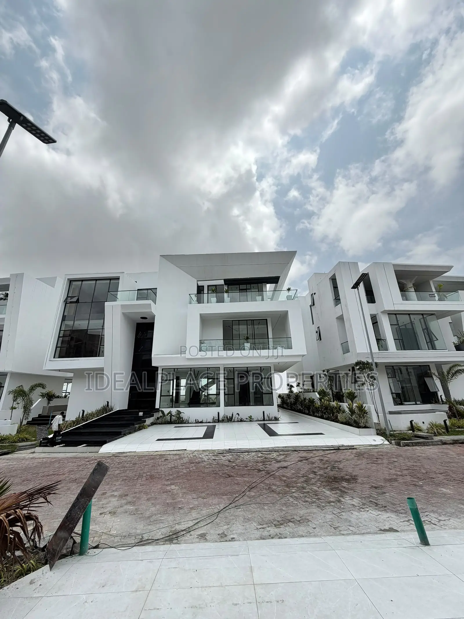 5bdrm Duplex in Osapa london for sale