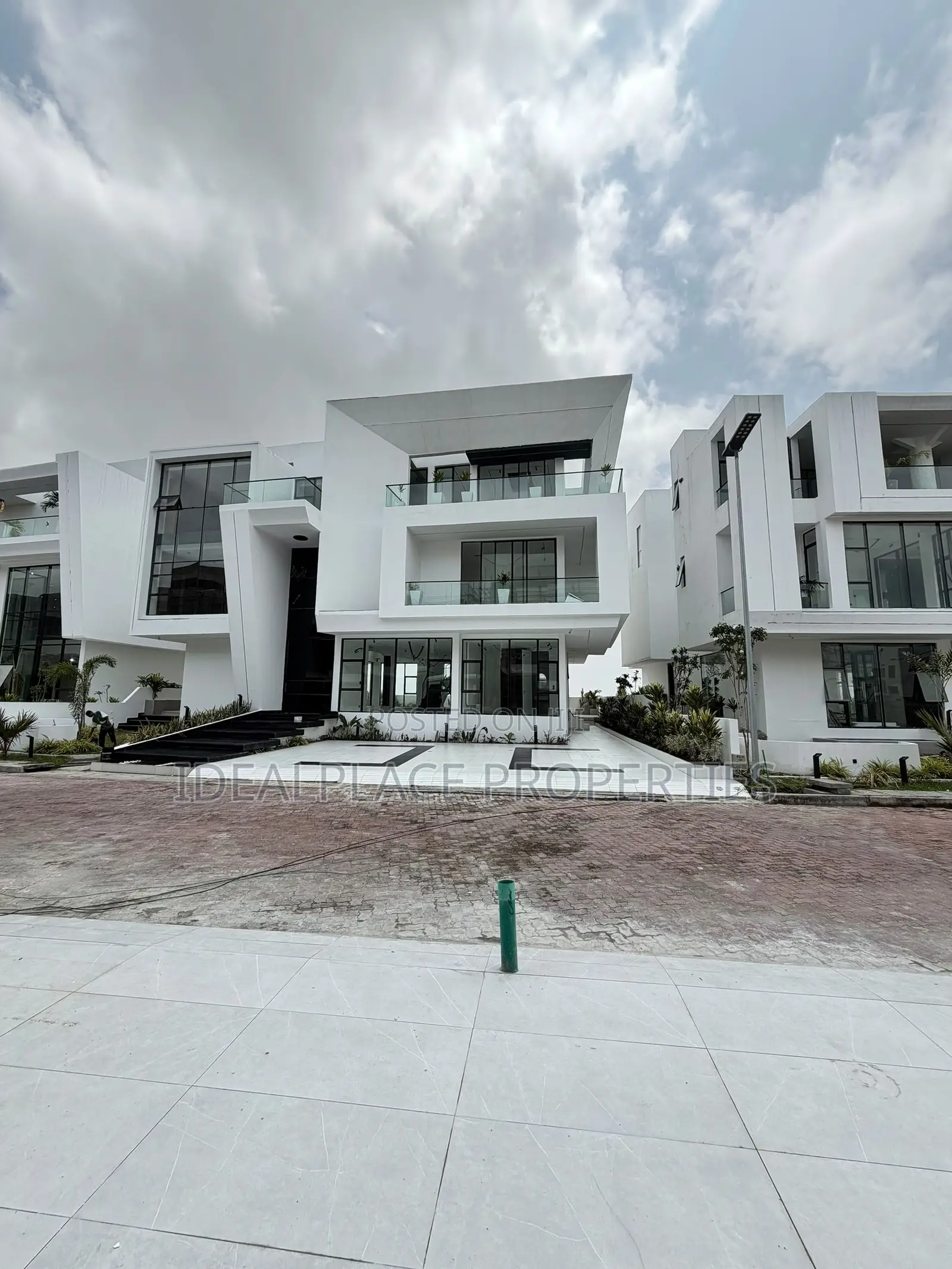 5bdrm Duplex in Osapa london for sale