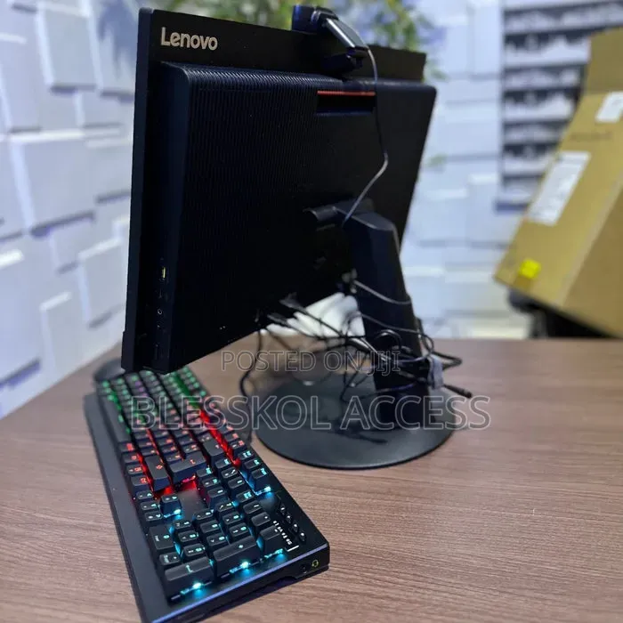 Desktop Computer Lenovo 16GB Intel Core i5 SSD 256GB