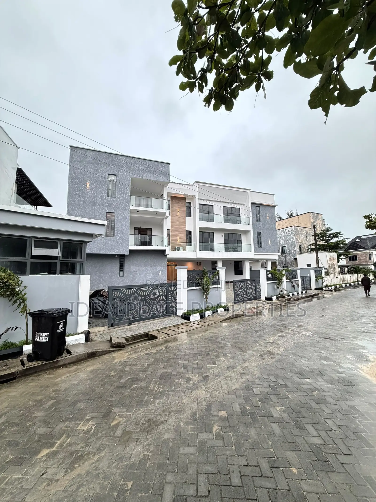 3bdrm Apartment in Osapa london for sale