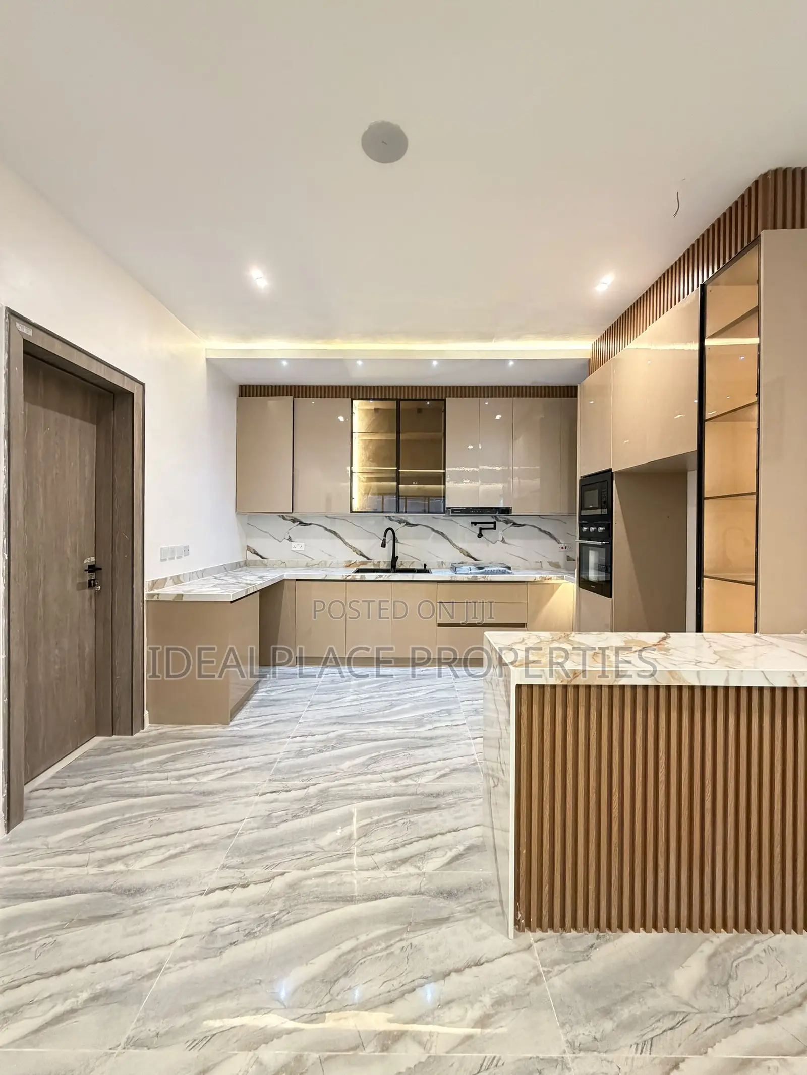 3bdrm Apartment in Osapa london for sale