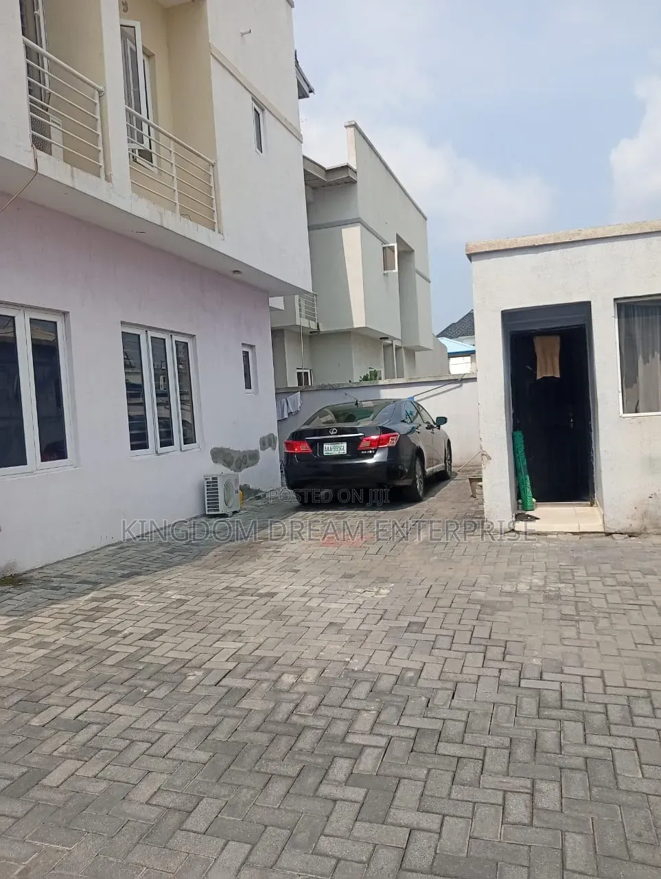 3bdrm Block of Flats in Lekki Phase 1 Right for sale