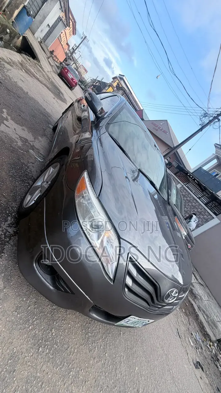 Toyota Camry SE 4dr Sedan (2.5L 4cyl 6AM) 2010 Gray