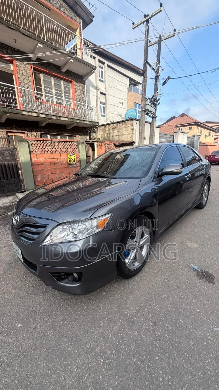 Toyota Camry SE 4dr Sedan (2.5L 4cyl 6AM) 2010 Gray