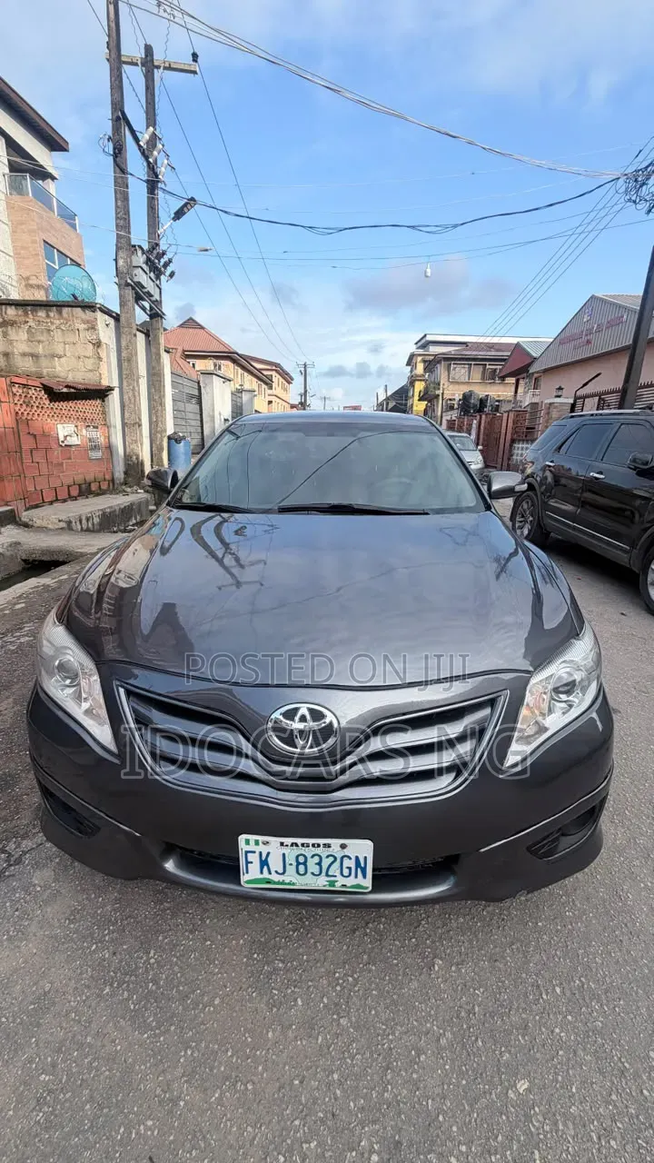 Toyota Camry SE 4dr Sedan (2.5L 4cyl 6AM) 2010 Gray